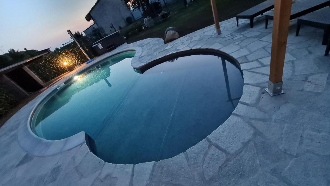 La Tana Dei Corgi Bed & Breakfast Moncrivello Exterior photo
