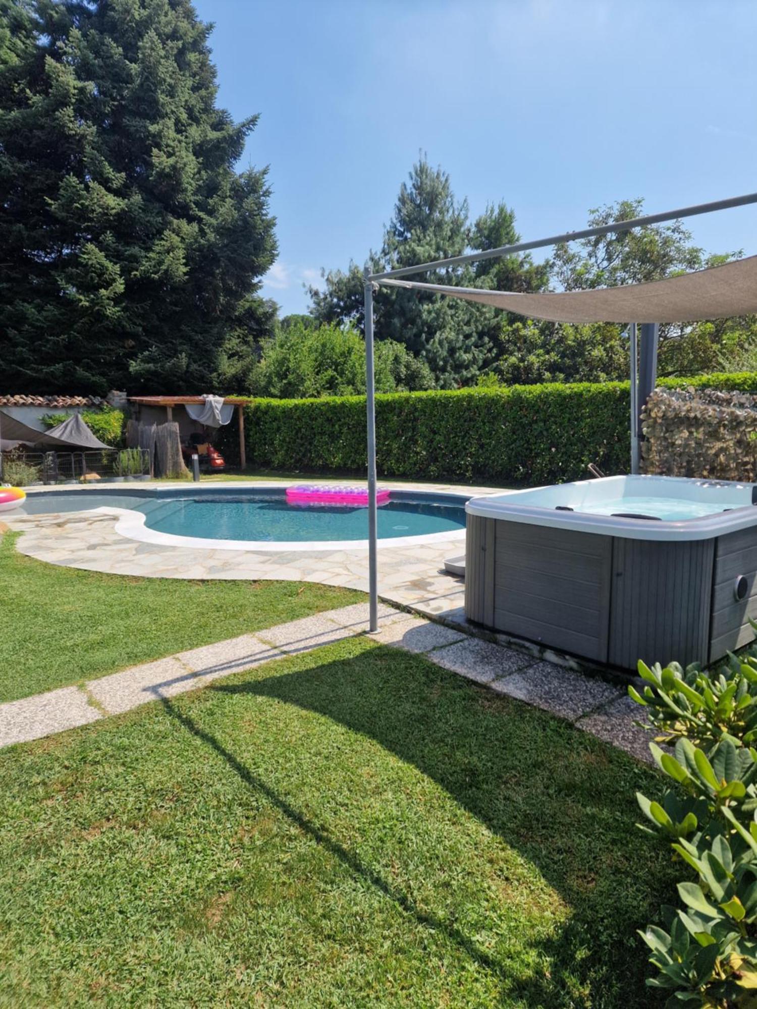 La Tana Dei Corgi Bed & Breakfast Moncrivello Exterior photo